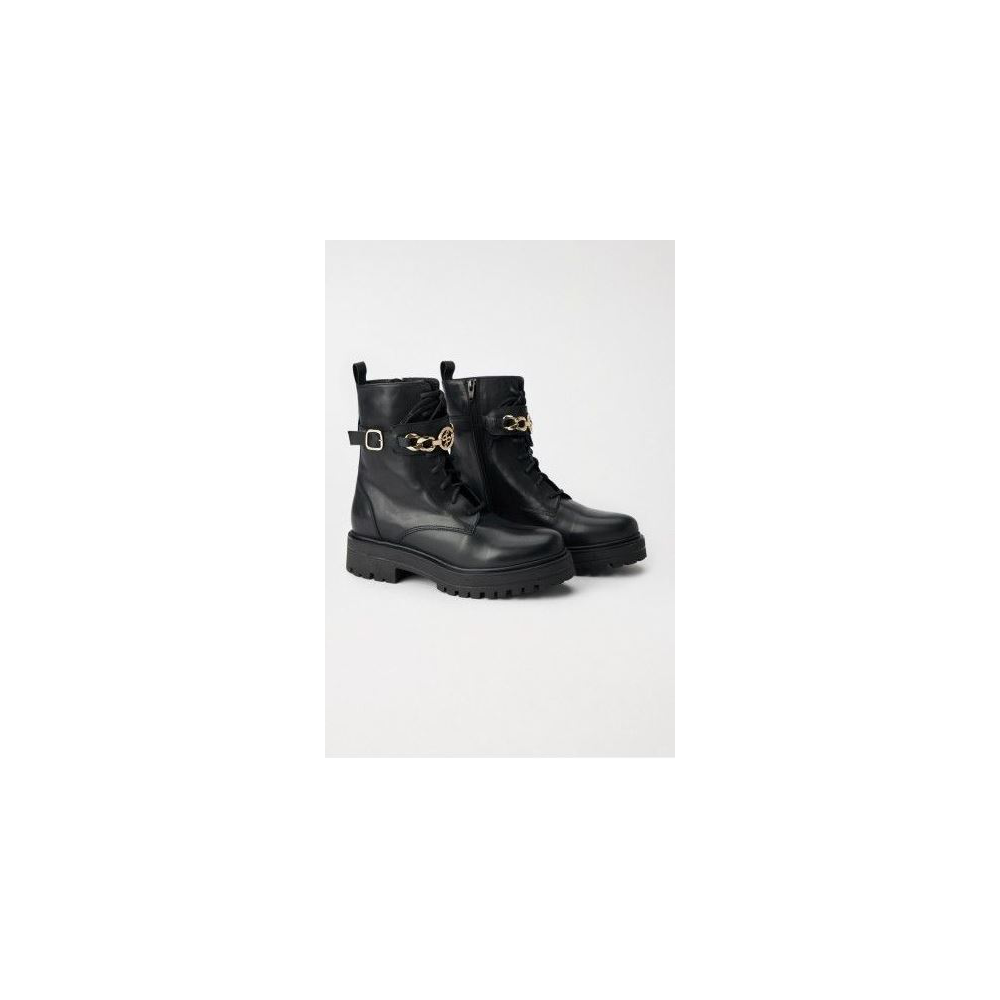 botas-de-cuero-con-cordones-y-cadena-de-salsa