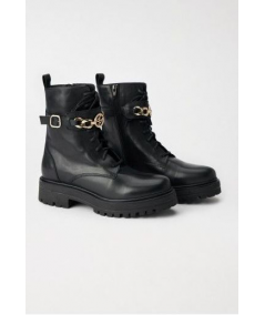 botas-de-cuero-con-cordones-y-cadena-de-salsa