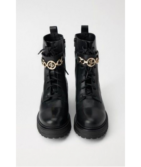 botas-de-cuero-con-cordones-y-cadena-de-salsa