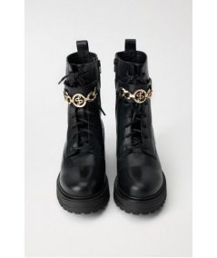 botas-de-cuero-con-cordones-y-cadena-de-salsa