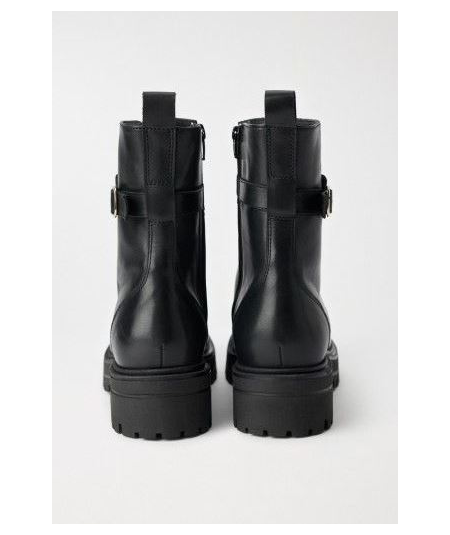 botas-de-cuero-con-cordones-y-cadena-de-salsa