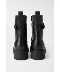 botas-de-cuero-con-cordones-y-cadena-de-salsa