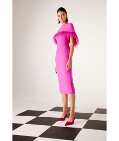 vestido-capa-con-plumas-carla-ruiz