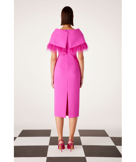 vestido-capa-con-plumas-carla-ruiz