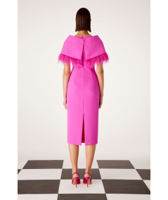 vestido-capa-con-plumas-carla-ruiz