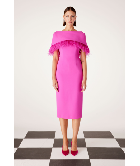 vestido-capa-con-plumas-carla-ruiz