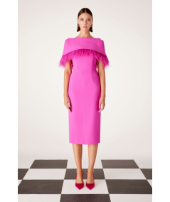 vestido-capa-con-plumas-carla-ruiz