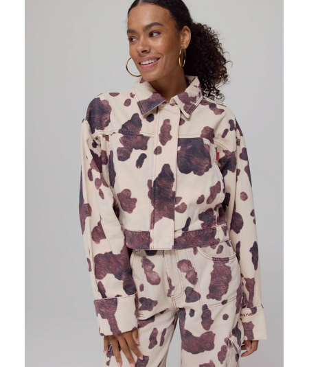 chaqueta-harper--yve-estampado-cow-modelo-fiona-aw25d204