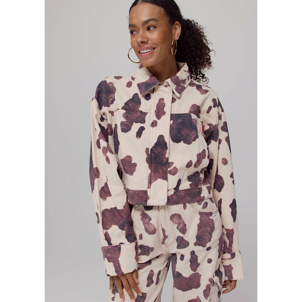 chaqueta-harper--yve-estampado-cow-modelo-fiona-aw25d204