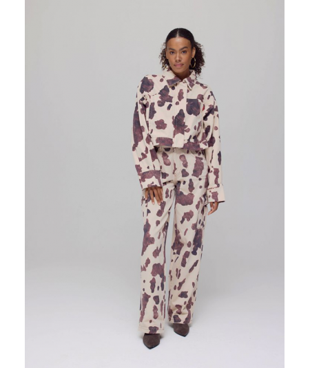 chaqueta-harper--yve-estampado-cow-modelo-fiona-aw25d204