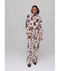 chaqueta-harper--yve-estampado-cow-modelo-fiona-aw25d204