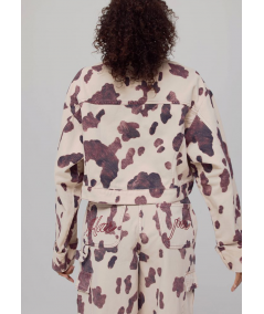 chaqueta-harper--yve-estampado-cow-modelo-fiona-aw25d204