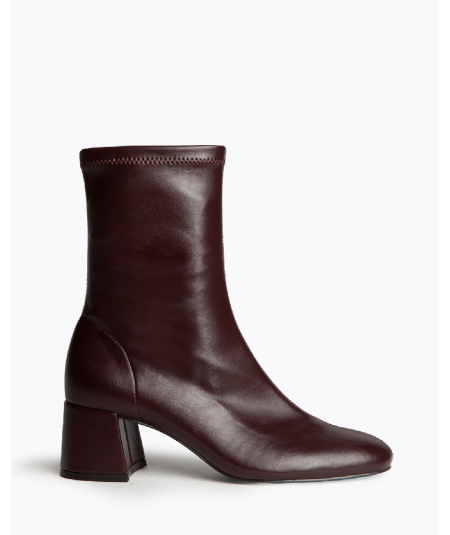 botin-marron-de-corina-con-tacon-cuadrado