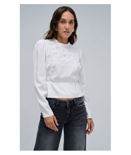 blusa-en-blanco-con-bordados-en-pecho-de-salsa