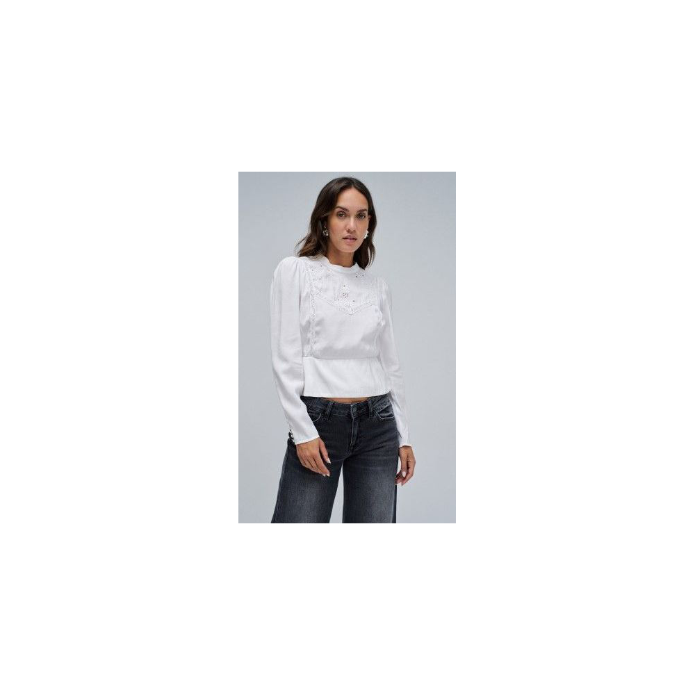 blusa-en-blanco-con-bordados-en-pecho-de-salsa
