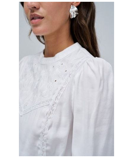 blusa-en-blanco-con-bordados-en-pecho-de-salsa