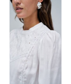 blusa-en-blanco-con-bordados-en-pecho-de-salsa
