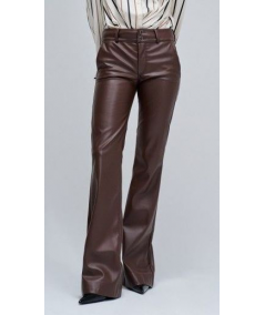 pantalon-chino-efecto-piel-acampanado-push-in-salsa