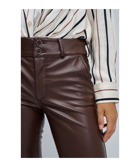 pantalon-chino-efecto-piel-acampanado-push-in-salsa