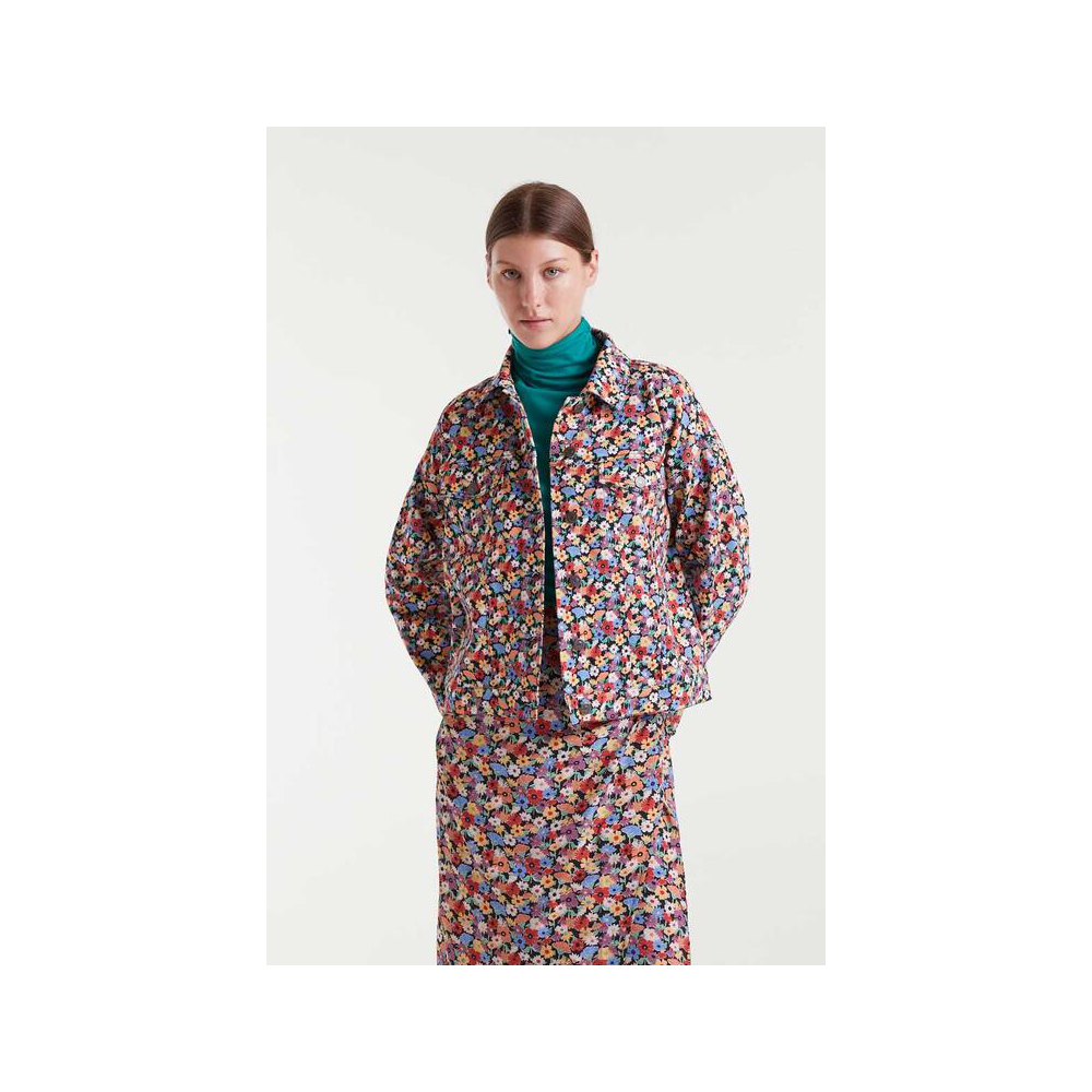 chaqueta-vaquera-con-estampado-floral-de-compania-fantastica