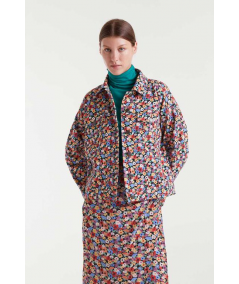 chaqueta-vaquera-con-estampado-floral-de-compania-fantastica