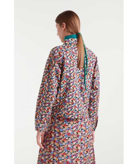 chaqueta-vaquera-con-estampado-floral-de-compania-fantastica