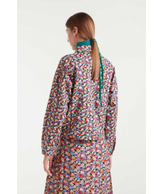 chaqueta-vaquera-con-estampado-floral-de-compania-fantastica