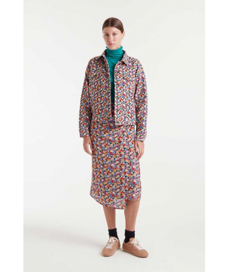 chaqueta-vaquera-con-estampado-floral-de-compania-fantastica