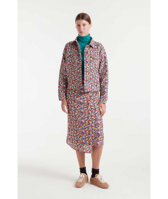 chaqueta-vaquera-con-estampado-floral-de-compania-fantastica