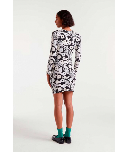 vestido-corto-con-cuello-redondo-de-compania-fantastica