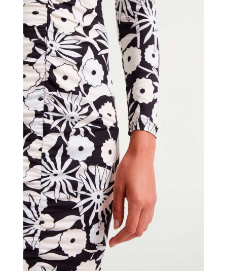 vestido-corto-con-cuello-redondo-de-compania-fantastica