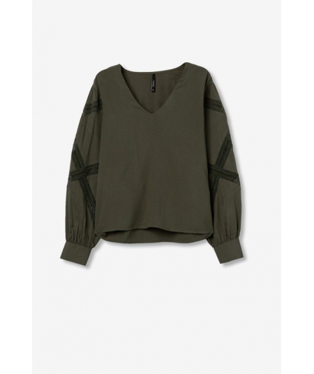 blusa-lucas-con-recortes-de-encaje-de-tiffosi