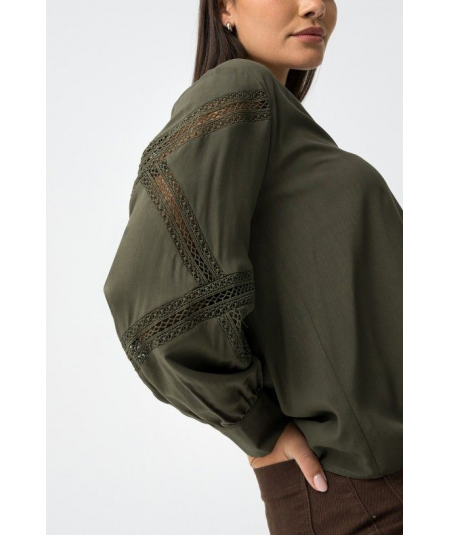 blusa-lucas-con-recortes-de-encaje-de-tiffosi