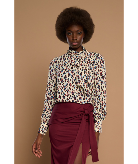 blusa-con-lazada-en-cuello-de-minueto