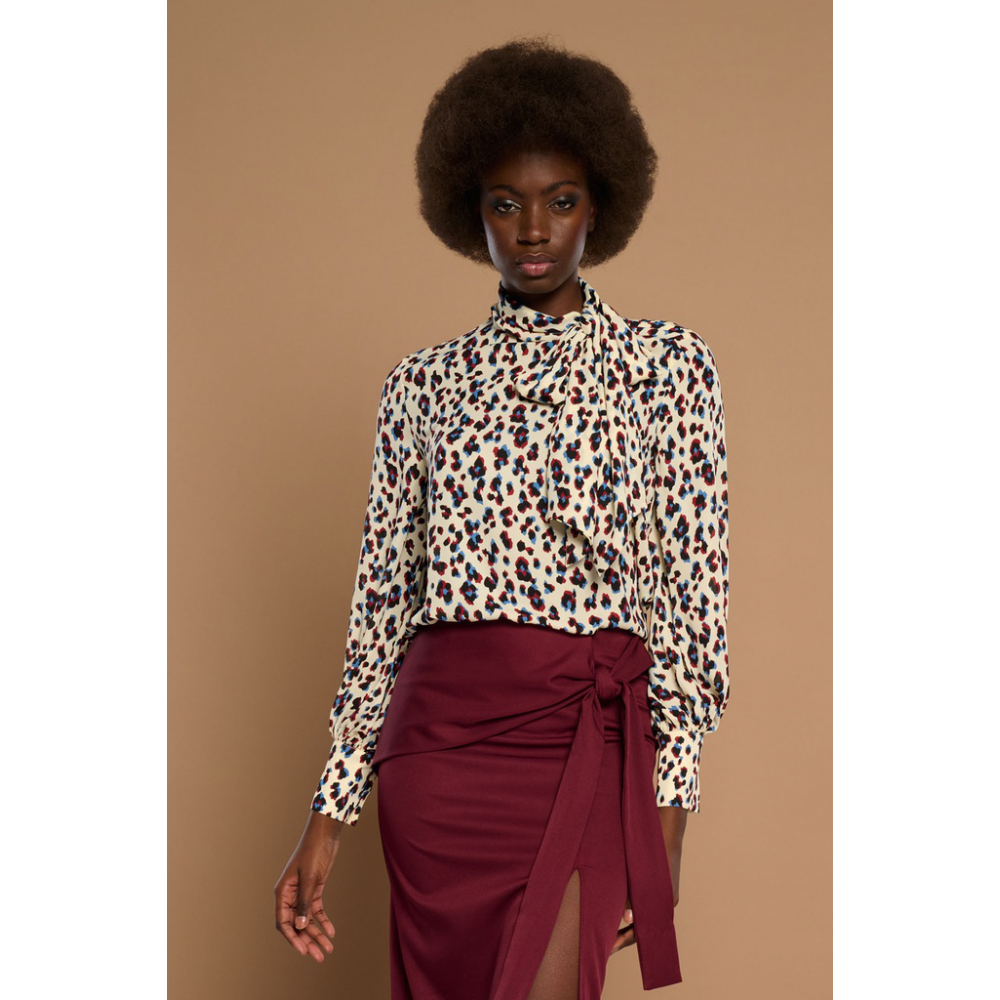 blusa-con-lazada-en-cuello-de-minueto