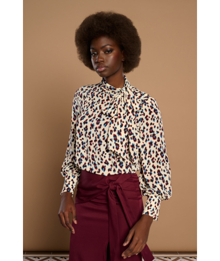 blusa-con-lazada-en-cuello-de-minueto