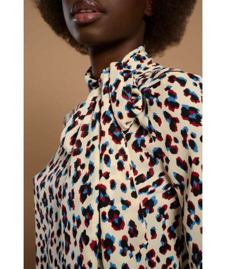 blusa-con-lazada-en-cuello-de-minueto