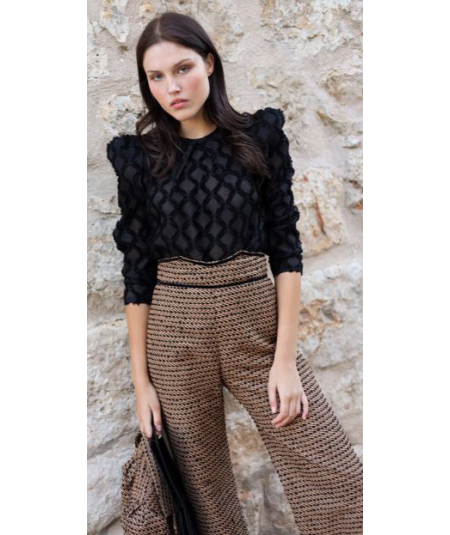 camisa-negra-con-pliegue-en-cuello-de-panambi