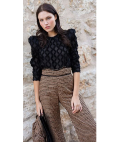 camisa-negra-con-pliegue-en-cuello-de-panambi