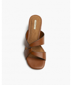 sandalia-tacon-bajo-corte-asimetrico-de-corina