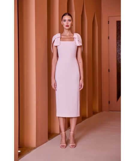 vestido-con-volante-en-hombros-de-carla-ruiz