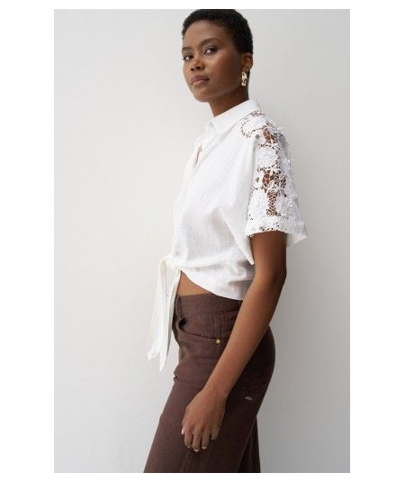 camisa-con-encaje-y-lino-de-salsa