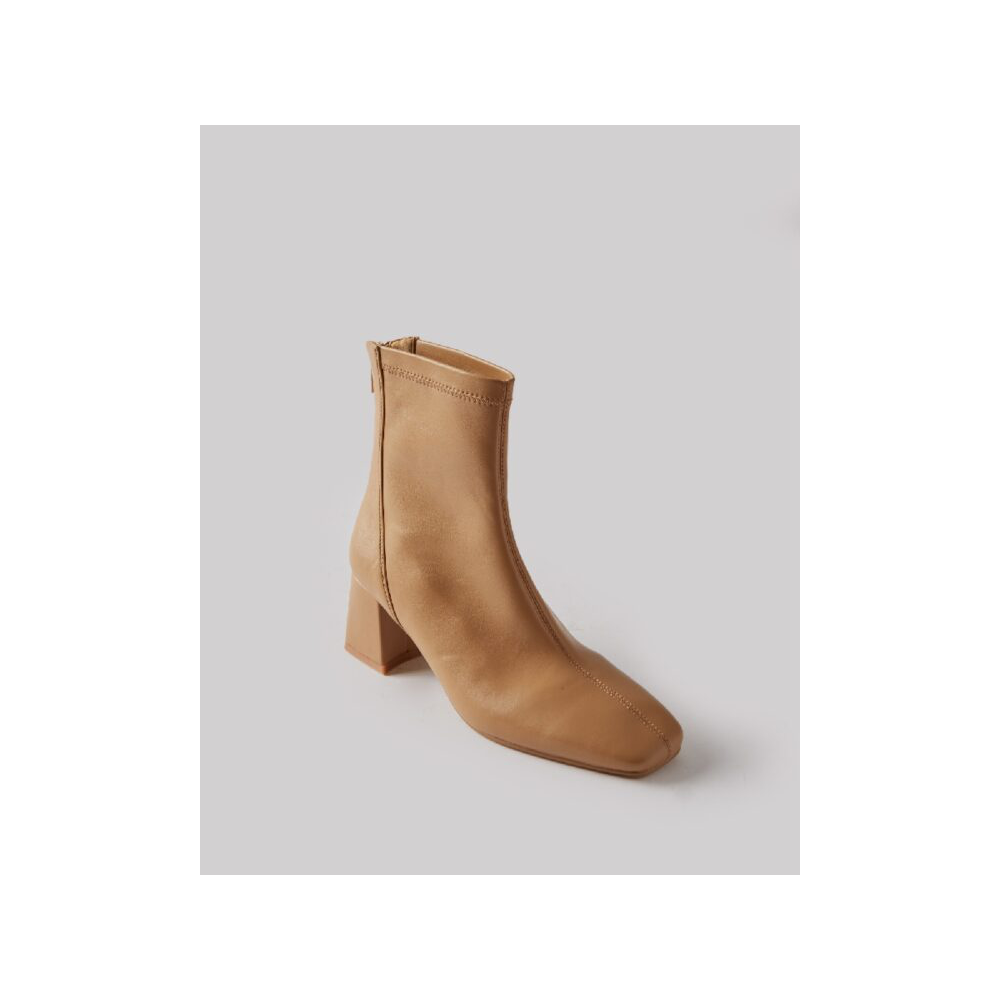 botin-ecopiel-con-tacon-ancho-cuadrado