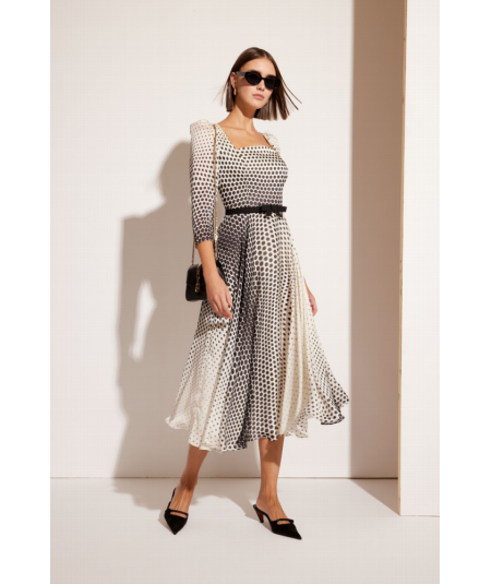 vestido-vuelo-midi-estampado-lunares-carla-ruiz