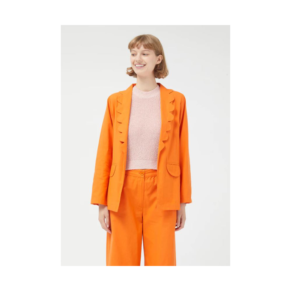 blazer-de-traje-naranja-compania-fantastica